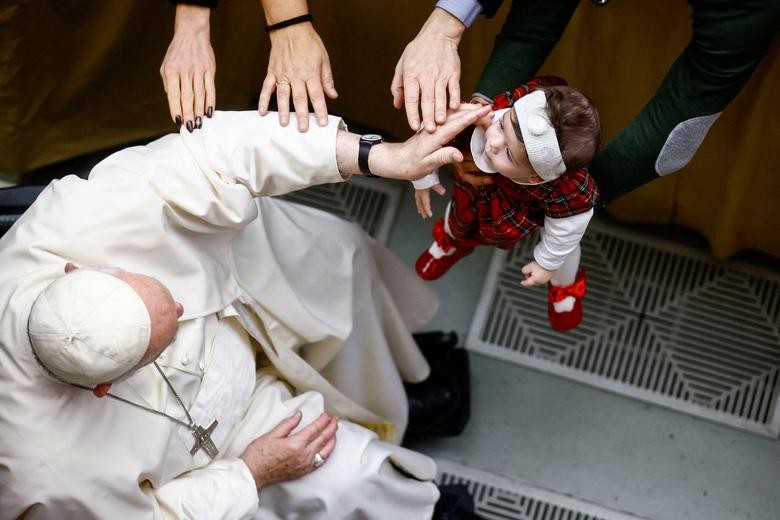 Ảnh ấn tượng tuần (19 25/12): Lính Ukraine bắn pháo Pion, Tổng thống Nga Putin yêu cầu tăng cường sản xuất vũ khí, Mỹ cam kết ‘bảo trợ đến cùng’ Kiev