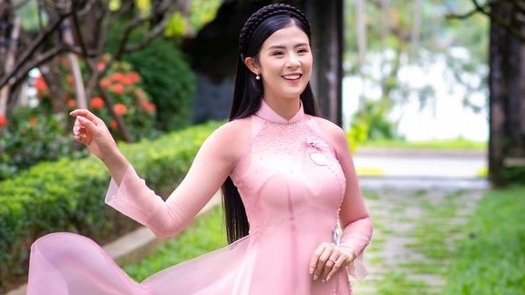 Dịu dàng thanh lịch, Hoa hậu Ngọc Hân diện áo dài đón Xuân