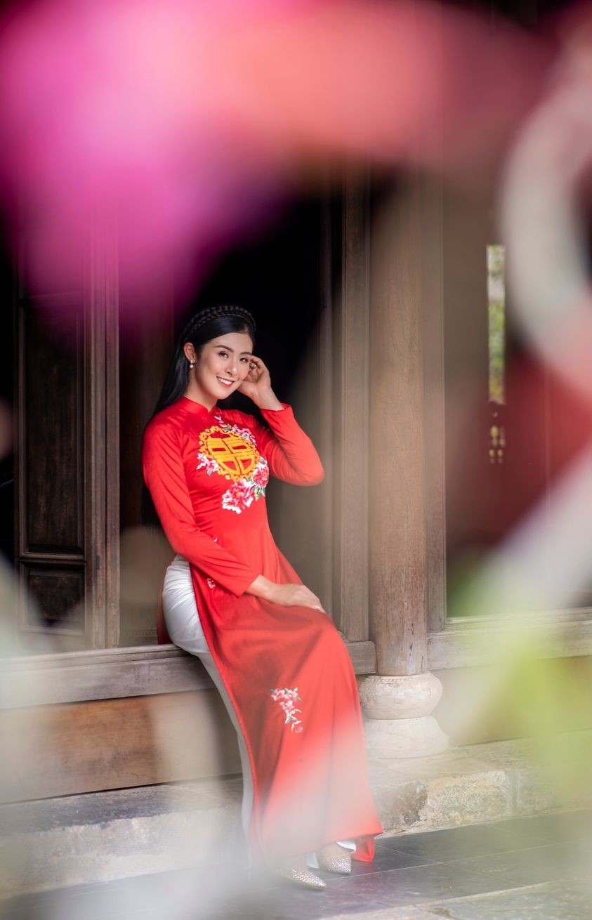 Hoa hậu Ngọc Hân dịu dàng với áo dài