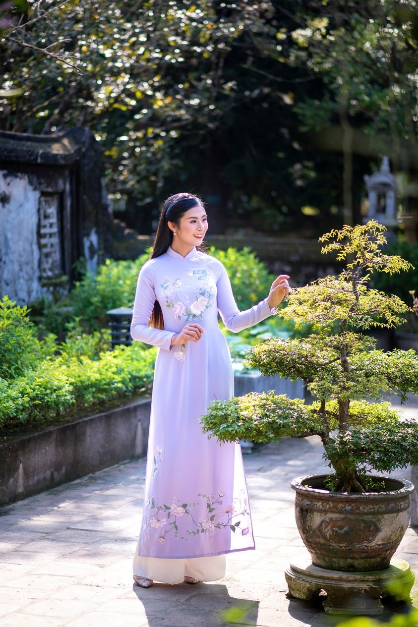 Hoa hậu Ngọc Hân dịu dàng với áo dài