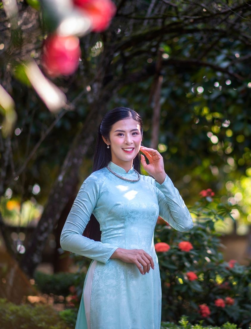 Hoa hậu Ngọc Hân dịu dàng với áo dài