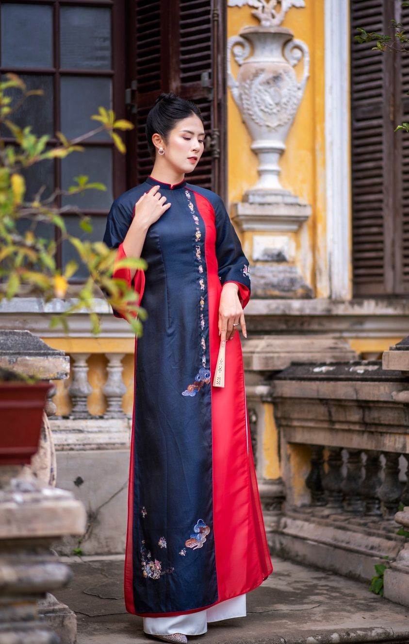 Hoa hậu Ngọc Hân dịu dàng với áo dài