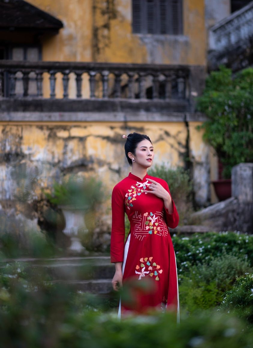 Hoa hậu Ngọc Hân dịu dàng với áo dài