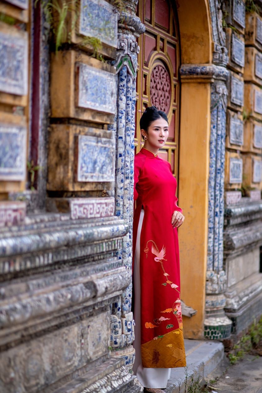 Hoa hậu Ngọc Hân dịu dàng với áo dài