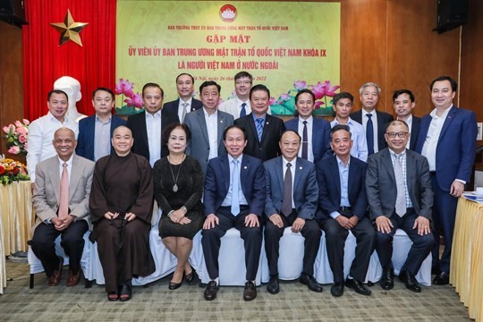 Lắng nghe tâm tư và nguyện vọng của cộng đồng người Việt Nam ở nước ngoài Đẩy mạnh công tác vận động người Việt Nam ở nước ngoài hướng về quê hương