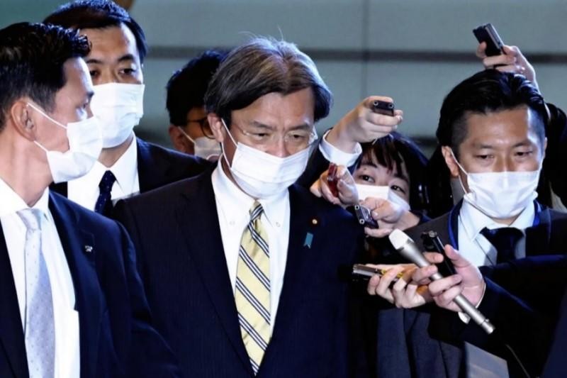 Bộ trưởng Tái thiết Nhật Bản Kenya Akiba đang bị cáo buộc vi phạm luật bầu cử các cơ quan công quyền, sử dụng sai mục đích các quỹ chính trị và có quan hệ với Liên đoàn Gia đình vì Hòa bình và Thống nhất Thế giới (thường được gọi là Giáo hội Thống nhất). (Nguồn: Yomiuri Shimbun)