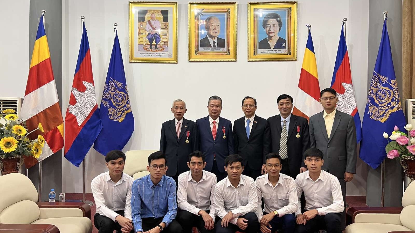 Campuchia trao huân chương Hoàng gia Sahametrei cho 3 nhân viên Việt Nam