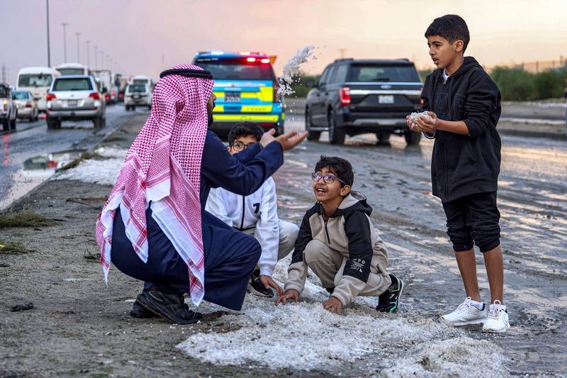 Lần đầu tiên trong 15 năm qua, Kuwait lại có một mùa Đông trắng. (Nguồn: AFP) Lần đầu tiên trong 15 năm qua, Kuwait lại có một mùa Đông trắng. (Nguồn: AFP)