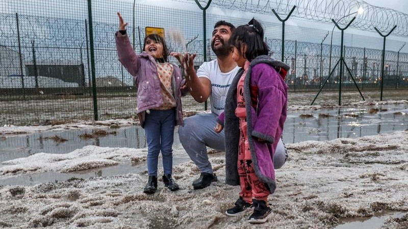 Người dân Kuwait 'ăn mừng' thời tiết hiếm gặp - mưa đá