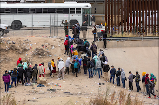 Mỹ lên kế hoạch đẩy nhanh hoạt động trục xuất người nhập cư bất hợp pháp Mỹ lên kế hoạch đẩy nhanh hoạt động trục xuất người nhập cư bất hợp pháp