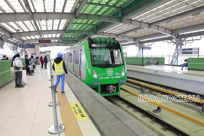 Passengers waiting to board a train on the Cat Linh - Ha Dong metro line. (Photo: Trung Hieu) Passengers waiting to board a train on the Cat Linh - Ha Dong metro line. (Photo: Trung Hieu)