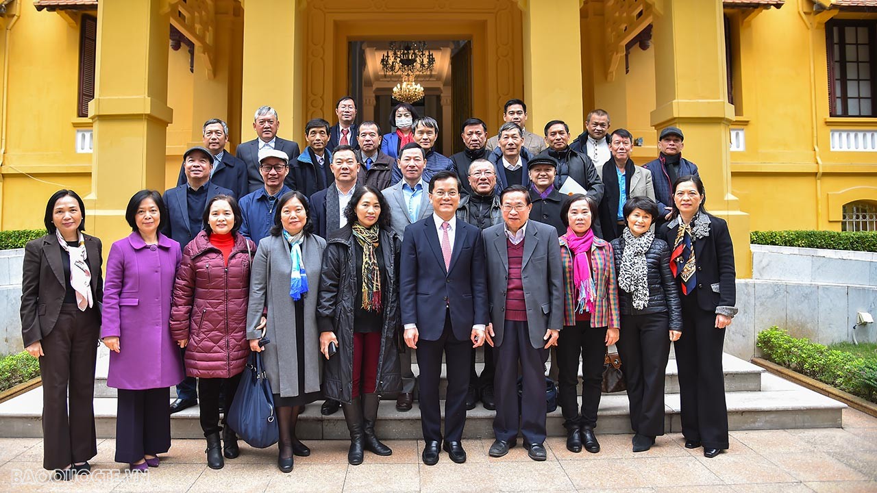 Sáng ngày 29/12, tại Trụ sở Bộ, theo truyền thống hàng năm vào dịp đón Xuân mới, Thứ trưởng Ngoại giao Hà Kim Ngọc đã trao quyết định nghỉ hưu cho cán bộ lãnh đạo cấp Vụ và gặp mặt thân mật đại diện các công chức, viên chức và người lao động nghỉ hưu theo chế độ trong năm 2022. (Ảnh: Anh Sơn) Sáng ngày 29/12, tại Trụ sở Bộ, theo truyền thống hàng năm vào dịp đón Xuân mới, Thứ trưởng Ngoại giao Hà Kim Ngọc đã trao quyết định nghỉ hưu cho cán bộ lãnh đạo cấp Vụ và gặp mặt thân mật đại diện các công chức, viên chức và người lao động nghỉ hưu theo