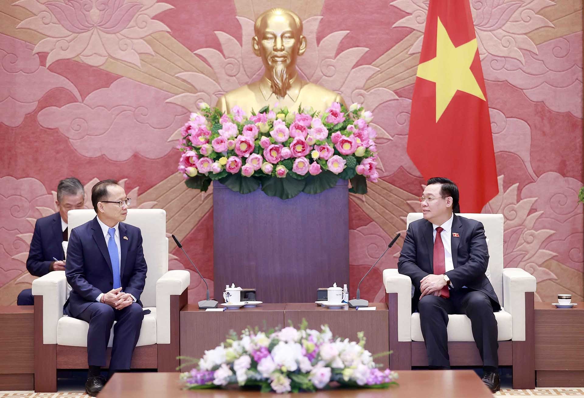 Chủ tịch Quốc hội Vương Đình Huệ tiếp Đại sứ Vương quốc Campuchia Chay Navuth. (Nguồn: TTXVN)