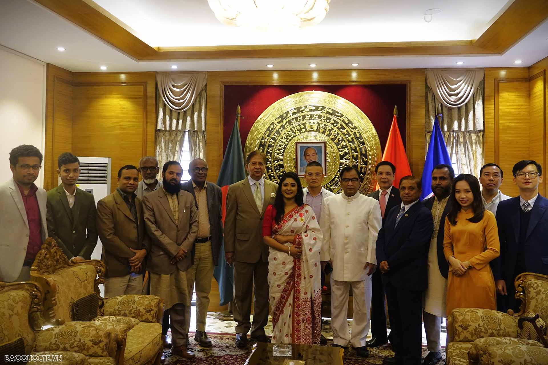 Các cá nhân nhận khen thưởng và khách tham dự.