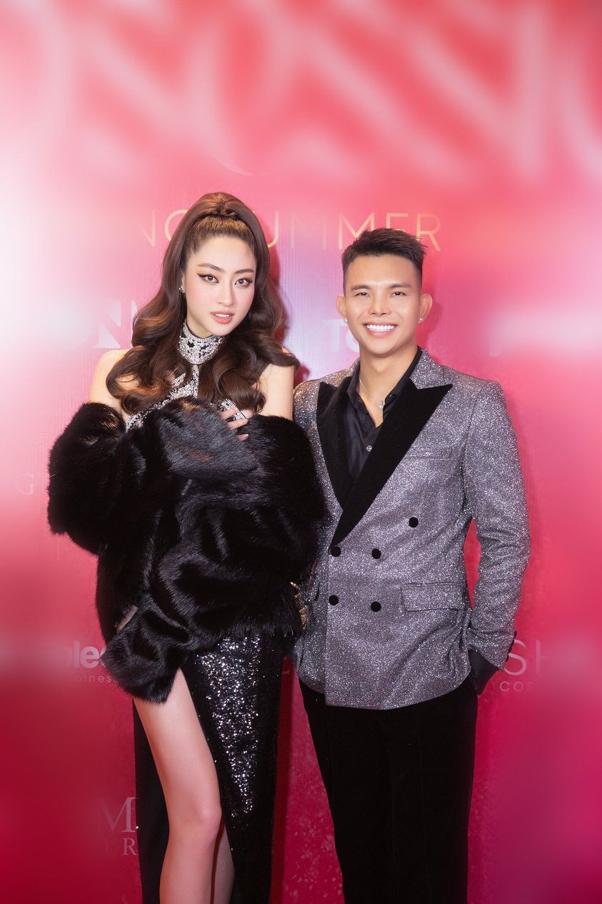 Thùy Tiên diễn vedette từ quả cầu khổng lồ Thùy Tiên diễn vedette từ quả cầu khổng lồ