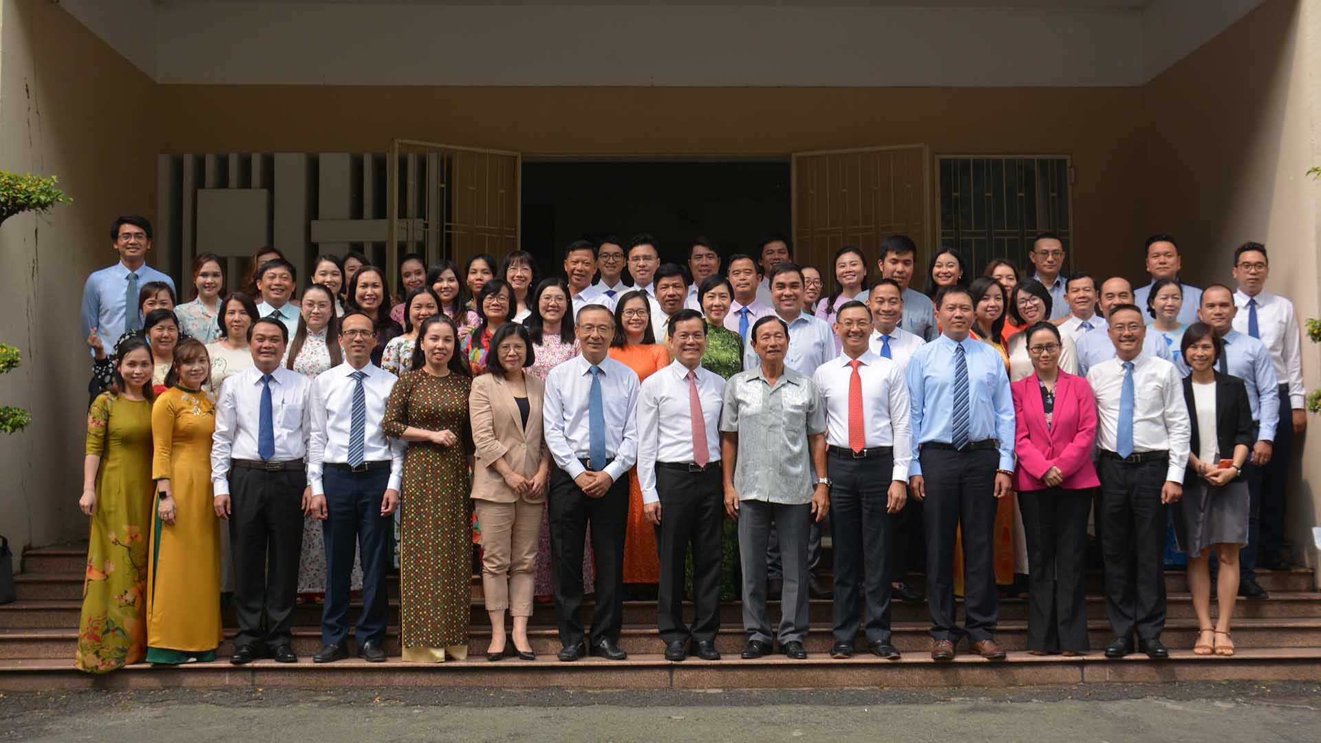 Các đại biểu chụp ảnh lưu niệm. Các đại biểu chụp ảnh lưu niệm.