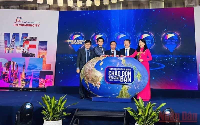 ấn nút phát động chương trình “Thành phố Hồ Chí Minh Chào đón bạn - Welcome to Ho Chi Minh City”