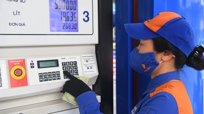 Giá xăng tăng 1.100 đồng/lít ngay trong ngày đầu năm mới