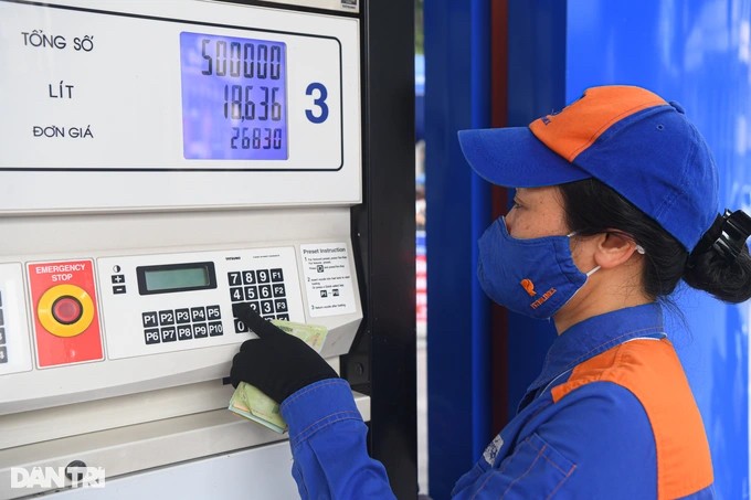 Theo Nghị định 95, kỳ điều hành giá xăng dầu đầu tiên trong năm 2023 là ngày 3/1 (Ảnh: Mạnh Quân). Theo Nghị định 95, kỳ điều hành giá xăng dầu đầu tiên trong năm 2023 là ngày 3/1 (Ảnh: Mạnh Quân).