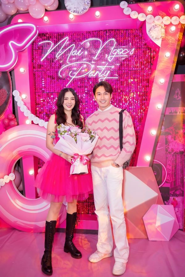 Đình Tú bên Mai Ngọc.