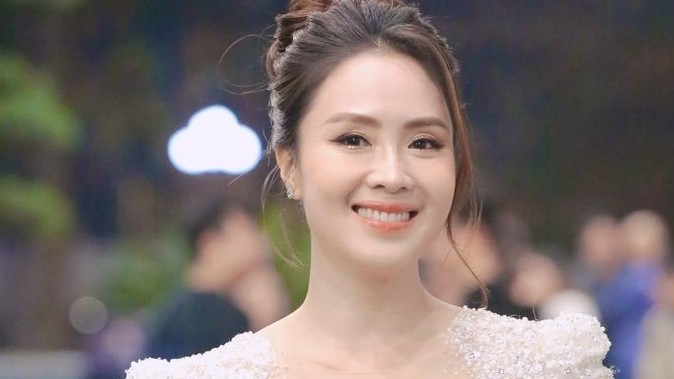 Hồng Diễm, Phan Minh Huyền mặc gợi cảm 'đổ bộ' thảm đỏ