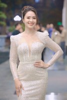 Hồng Diễm, Phan Minh Huyền mặc gợi cảm 'đổ bộ' thảm đỏ