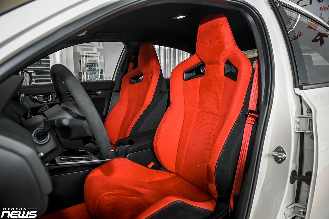 Cận cảnh Honda Civic Type R tại Việt Nam, giá gần 2,4 tỷ đồng Cận cảnh Honda Civic Type R tại Việt Nam, giá gần 2,4 tỷ đồng