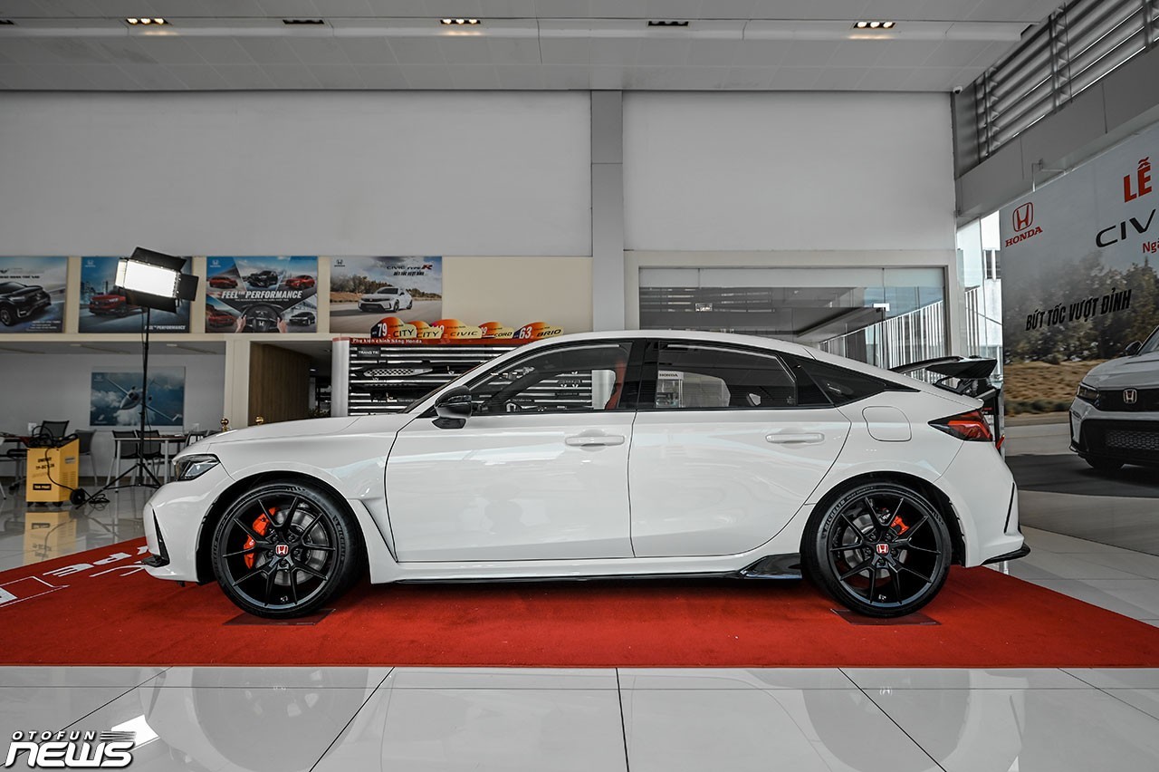 Cận cảnh Honda Civic Type R tại Việt Nam, giá gần 2,4 tỷ đồng Cận cảnh Honda Civic Type R tại Việt Nam, giá gần 2,4 tỷ đồng