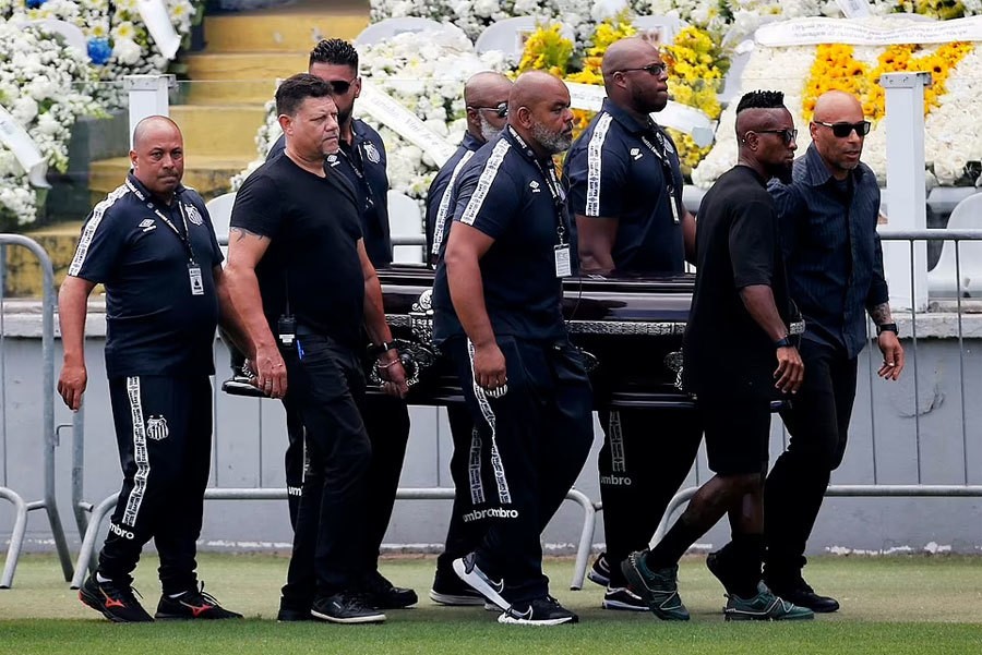 Hình ảnh hàng ngàn cổ động viên vào viếng và tiễn đưa huyền thoại bóng đá Pele