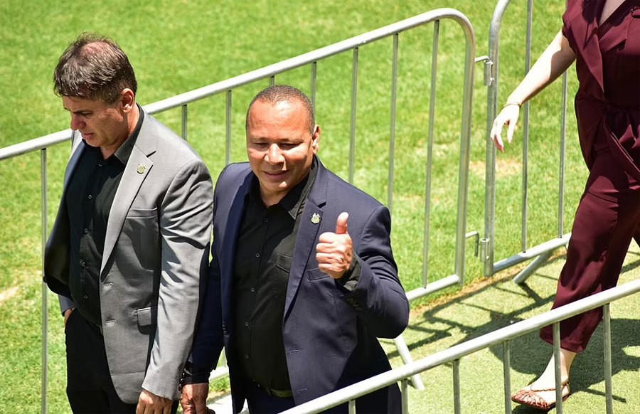 Hình ảnh hàng ngàn cổ động viên vào viếng và tiễn đưa huyền thoại bóng đá Pele