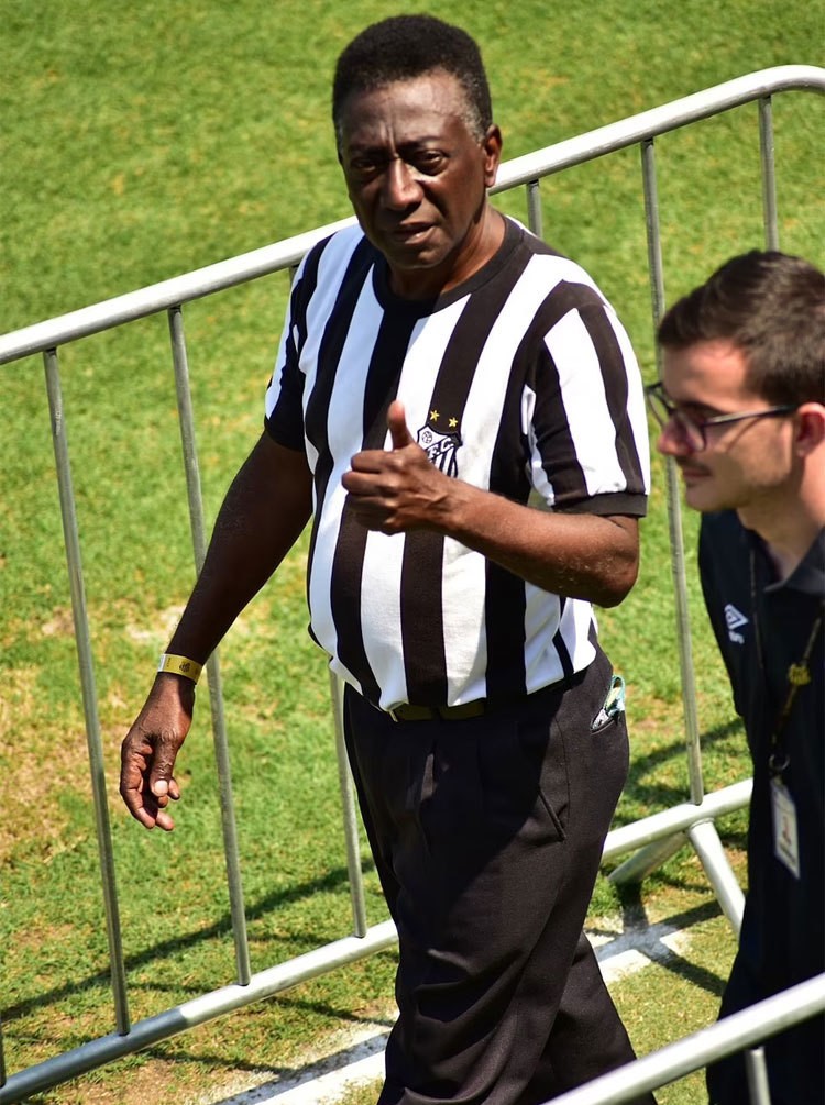 Hình ảnh hàng ngàn cổ động viên vào viếng và tiễn đưa huyền thoại bóng đá Pele