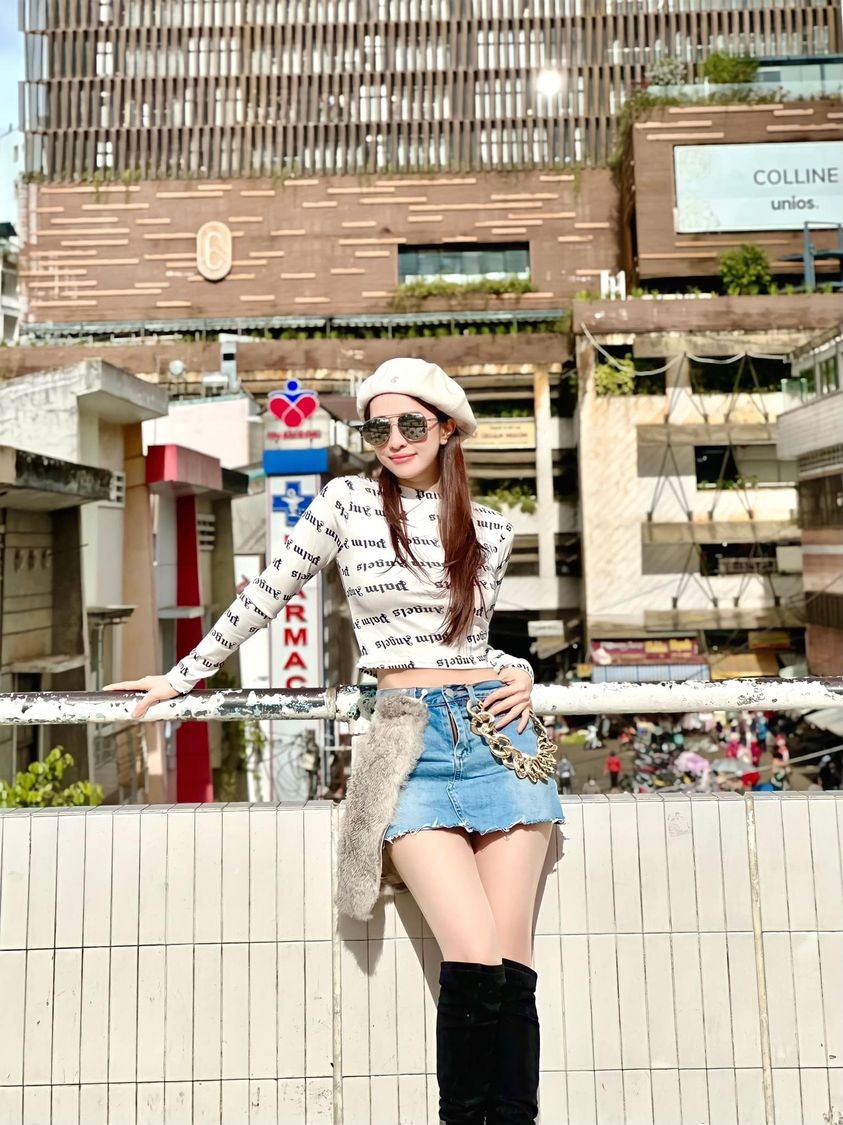 Quỳnh Nga đăng ảnh du lịch ở Hong Kong (Trung Quốc).