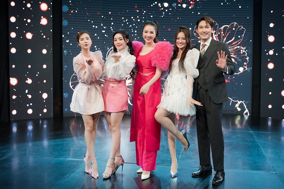 Á hậu Thụy Vân tiếp tục được mời dẫn dắt chương trình 'Gặp gỡ diễn viên truyền hình' dự kiến phát sóng dịp Tết Nguyên đán. Cô hội ngộ nhiều gương mặt diễn viên quen thuộc của truyền hình phía Bắc có tác phẩm nổi bật trong năm qua như: Huyền Lizzie, Quỳnh Kool, Thùy Anh, Đình Tú (từ trái sang).