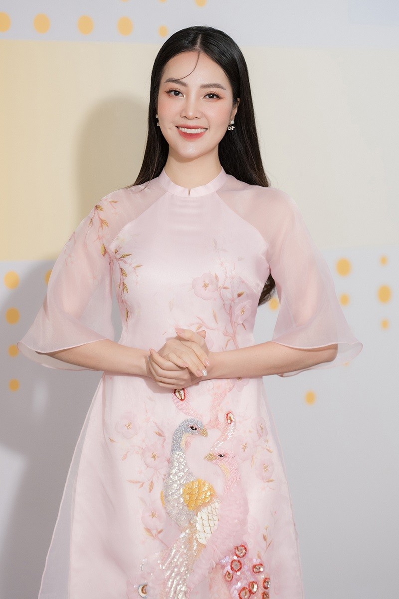 MC-Á hậu Thụy Vân chọn sắc hồng, đỏ trong chương trình Gặp gỡ diễn viên truyền hình