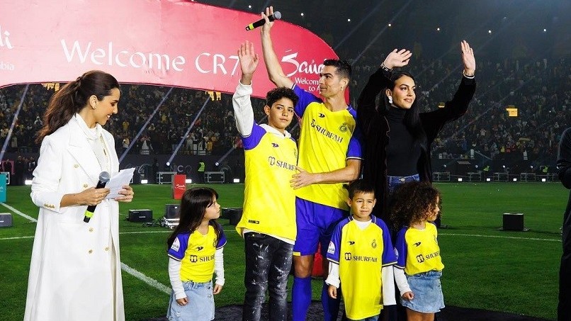 Georgina Rodriguez và các con bên Ronaldo ngày ra mắt Al Nassr