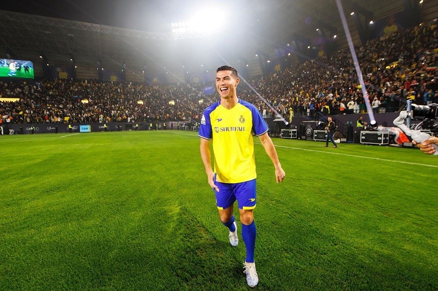 Georgina Rodriguez   và các con bên Ronaldo ngày ra mắt Al Nassr