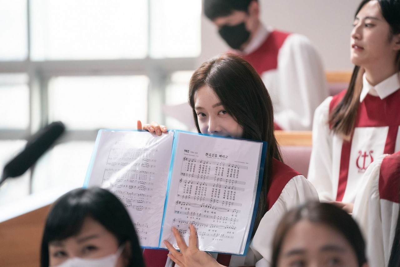 Ảnh hậu trường vui vẻ của Song Hye Kyo và dàn diễn vien phim The Glory