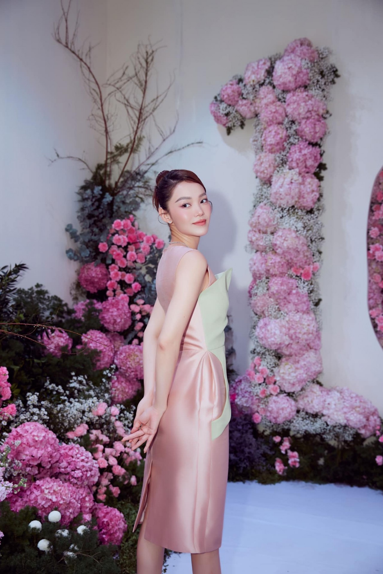 Ca sĩ Minh Hằng nổi bật với sắc hồng Ca sĩ Minh Hằng nổi bật với sắc hồng