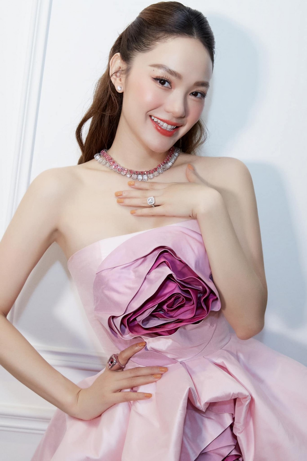 Ca sĩ Minh Hằng nổi bật với sắc hồng Ca sĩ Minh Hằng nổi bật với sắc hồng