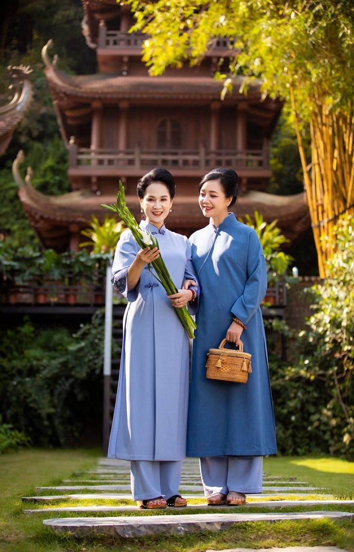 Dung nhan trẻ đẹp của NSND Lan Hương và NSƯT Chiều Xuân trong trang phục truyền thống đi lễ chùa