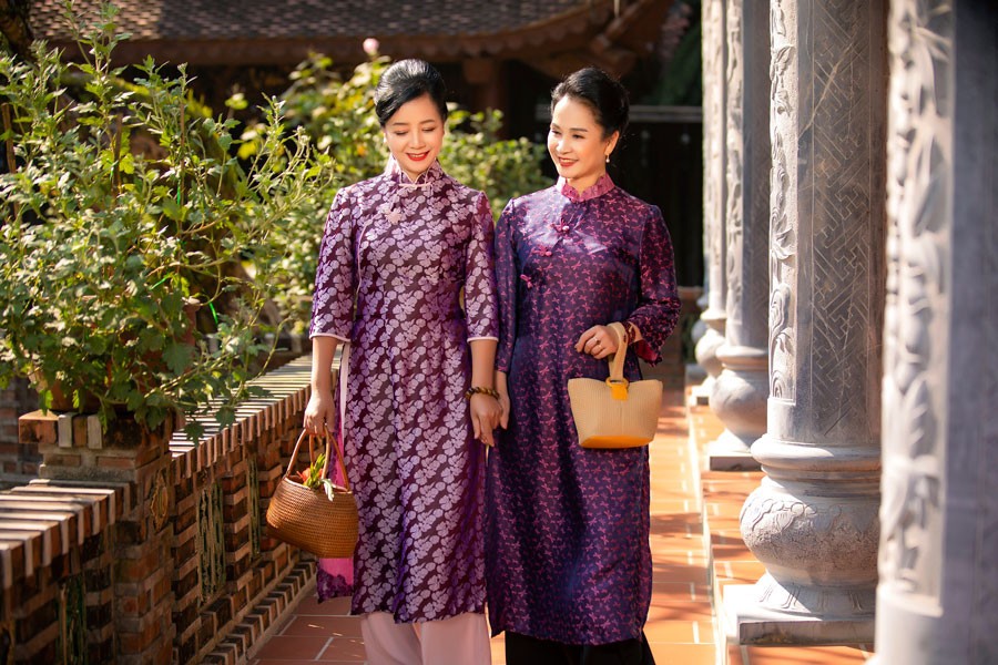 Dung nhan trẻ đẹp của NSND Lan Hương và NSƯT Chiều Xuân trong trang phục truyền thống đi lễ chùa