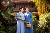 Dung nhan trẻ đẹp của NSND Lan Hương và NSƯT Chiều Xuân trong trang phục truyền thống đi lễ chùa