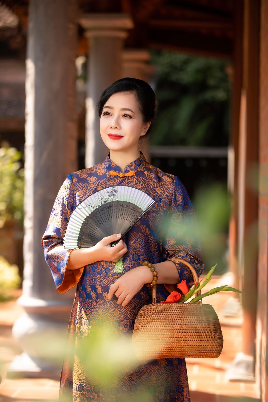 Dung nhan trẻ đẹp của NSND Lan Hương và NSƯT Chiều Xuân trong trang phục truyền thống đi lễ chùa