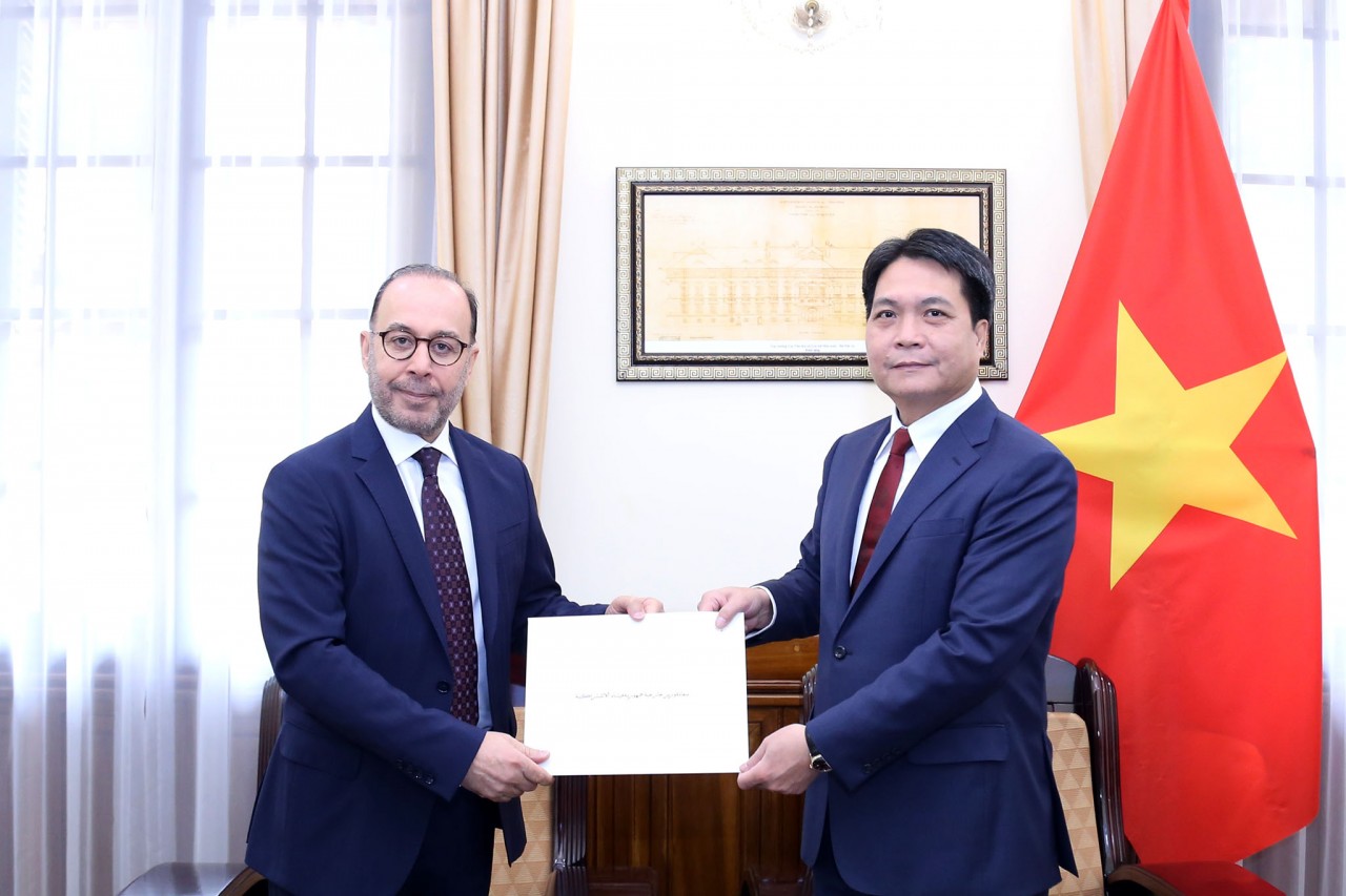 Bộ Ngoại giao tiếp nhận bản sao Ủy nhiệm thư bổ nhiệm Đại sứ Qatar và Đại sứ Thụy Sỹ