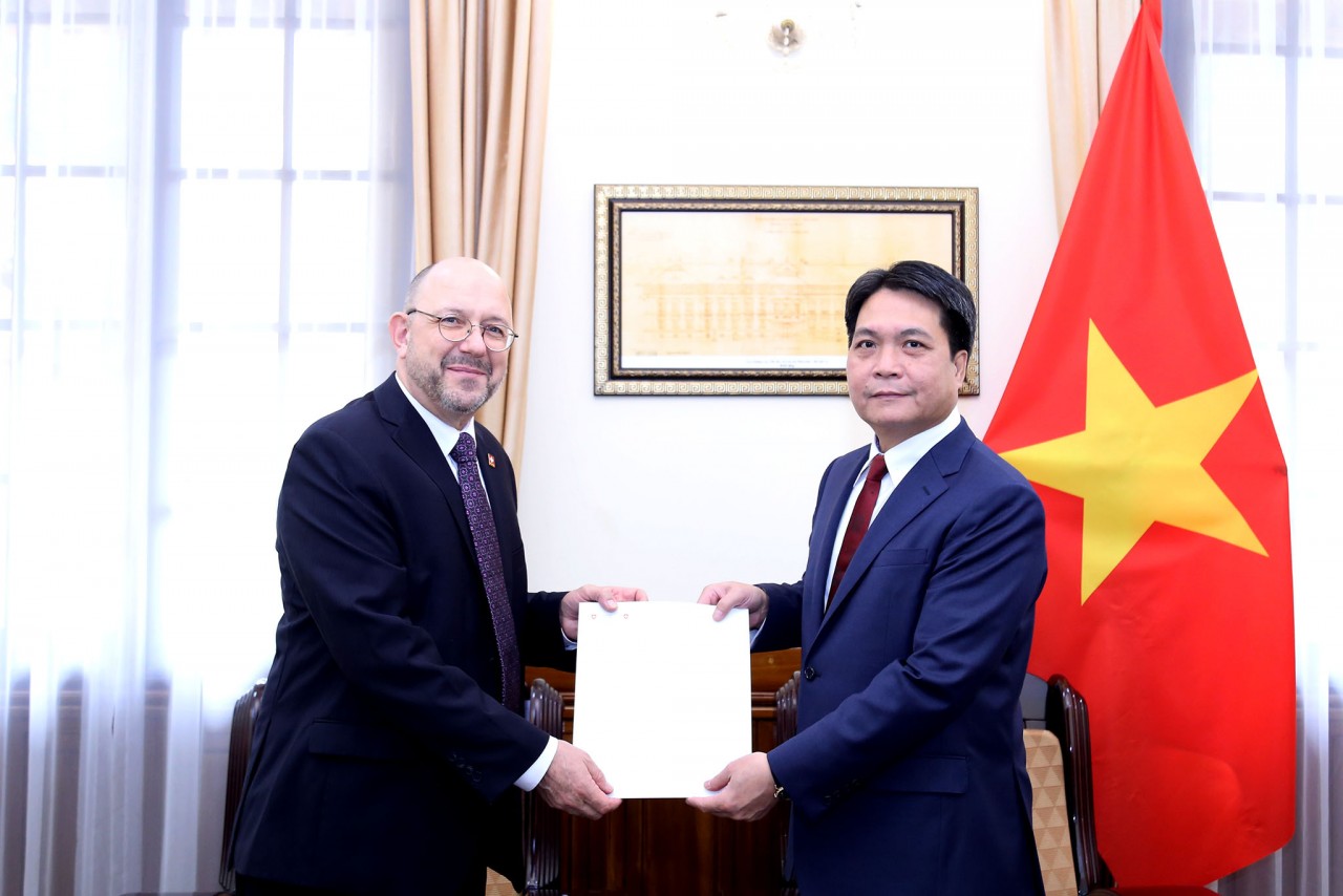 Bộ Ngoại giao tiếp nhận bản sao Ủy nhiệm thư bổ nhiệm Đại sứ Qatar và Đại sứ Thụy Sỹ