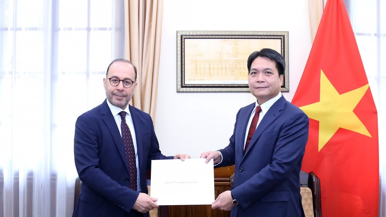 Bộ Ngoại giao tiếp nhận bản sao Ủy nhiệm thư bổ nhiệm Đại sứ Qatar và Đại sứ Thụy Sỹ