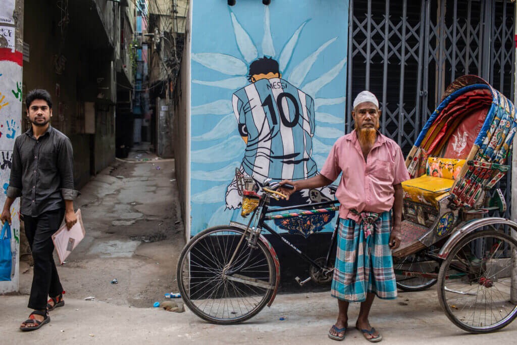 Người Bangladesh sơn nhà hình Messi. (Nguồn: Tribuna) Người Bangladesh sơn nhà hình Messi. (Nguồn: Tribuna)