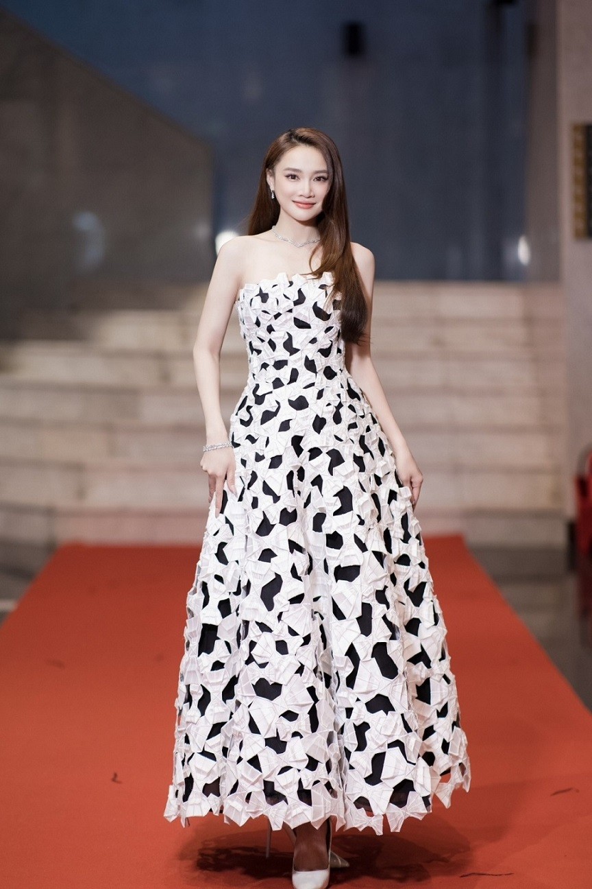 Từng có thời gian bị chê quá gầy với cân nặng chỉ 40 kg, Nhã Phương giờ trông 'có da có thịt' hơn nhờ tăng khoảng 5 kg. Thân hình đầy đặn giúp bà xã Trường Giang chinh phục những kiểu trang phục gợi cảm.