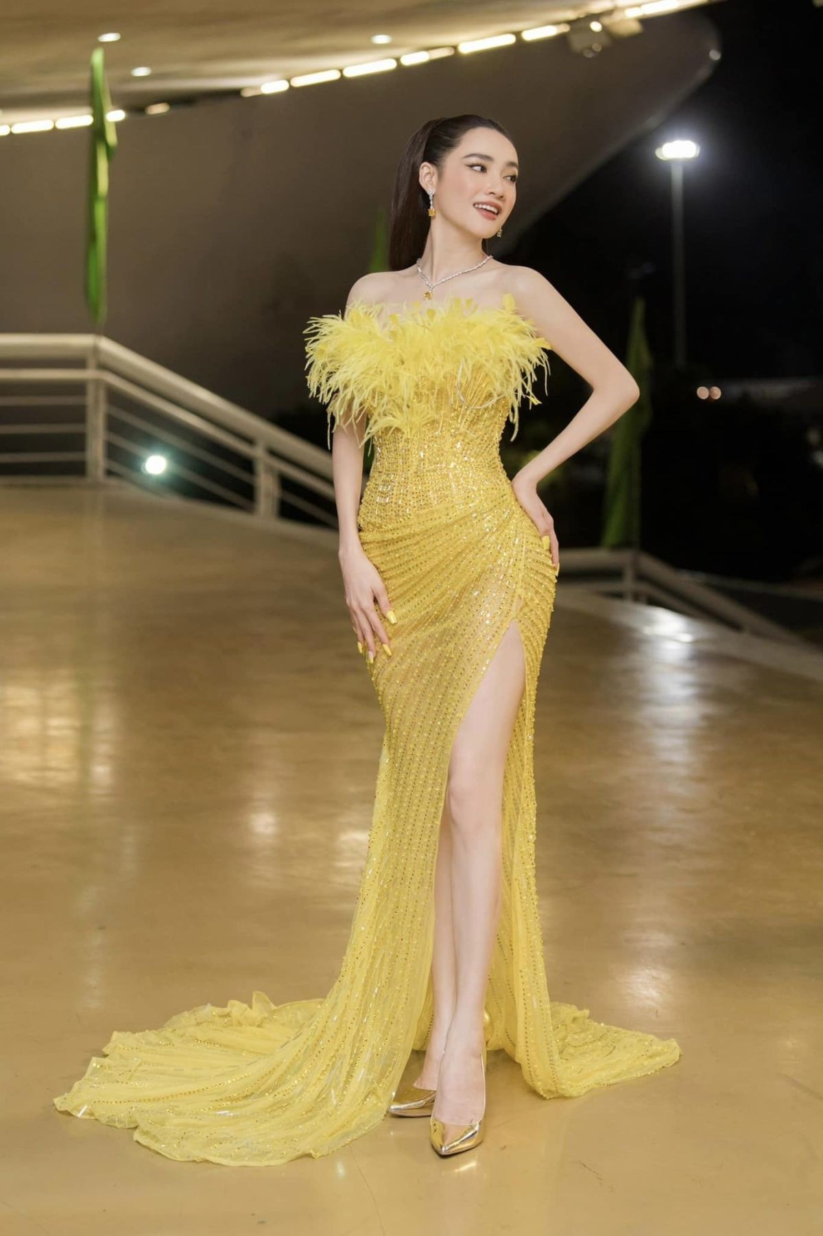 Nhã Phương xinh hơn với gu thời trang sang trọng