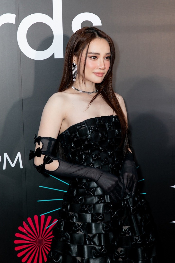 Nhã Phương xinh hơn với gu thời trang sang trọng